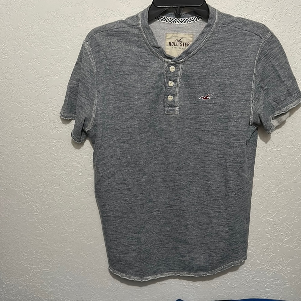 Grey hollister tee